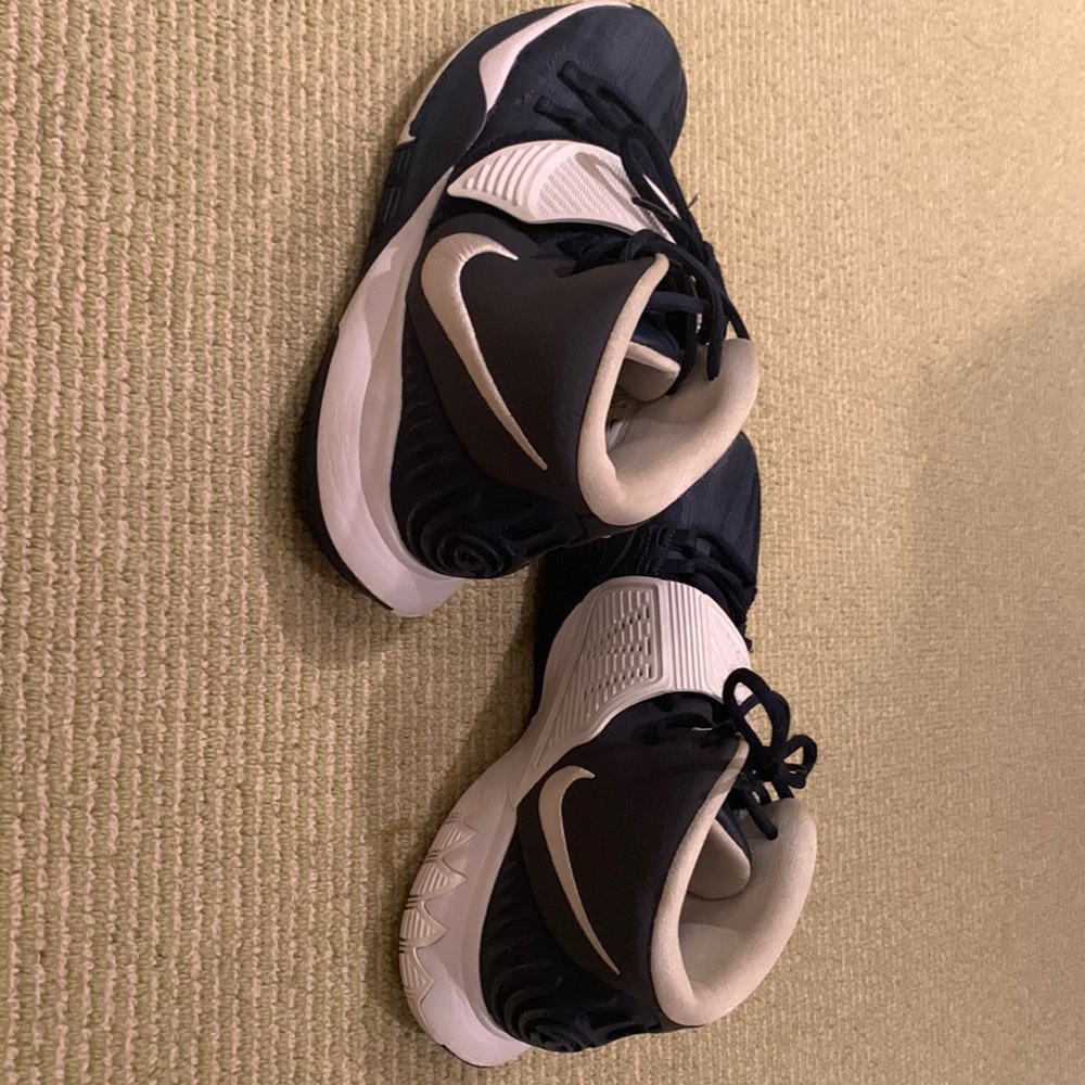 Kyrie 6s size 9